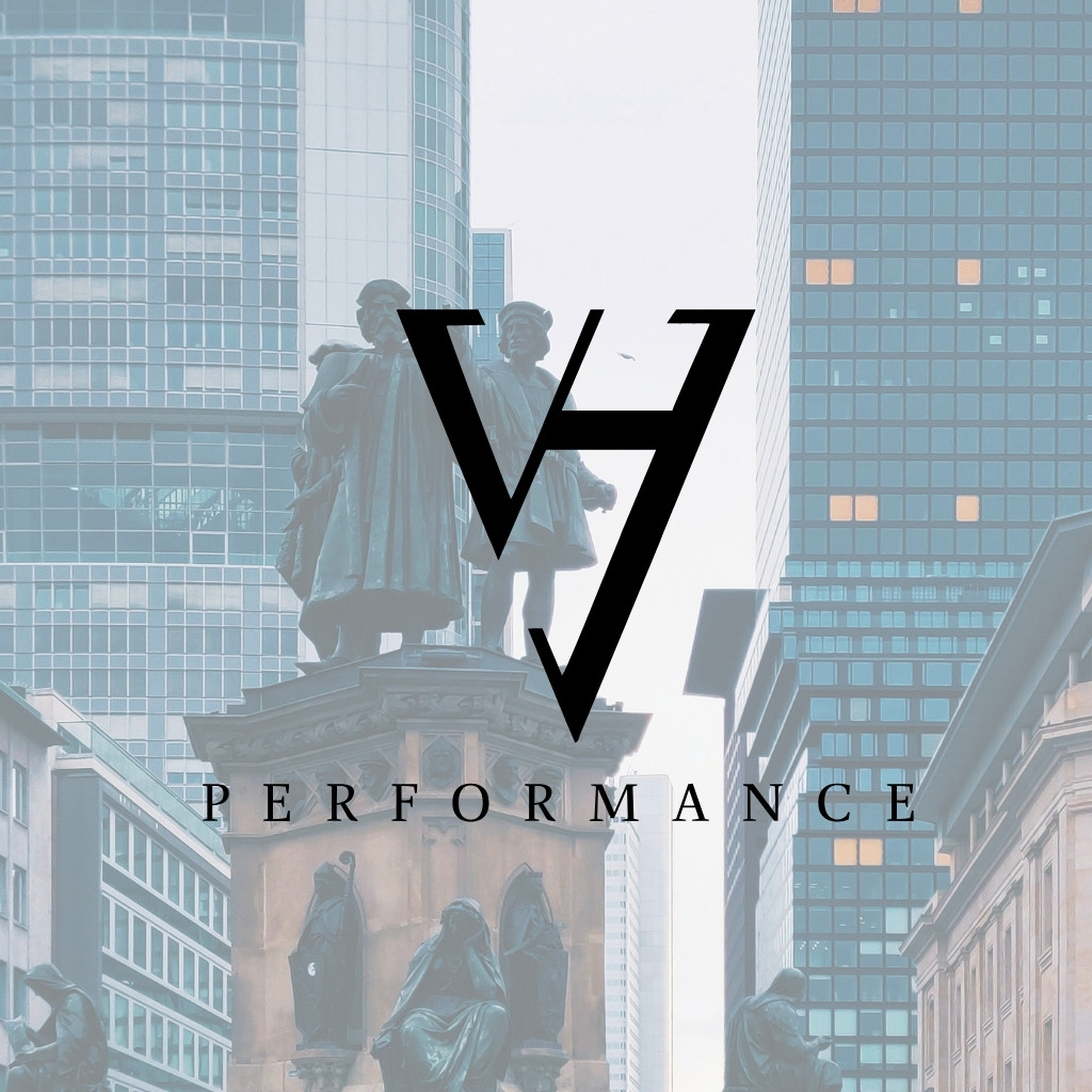 VH Performance Unternehmensbild mit Original-Logo vor Frankfurter Architektur
